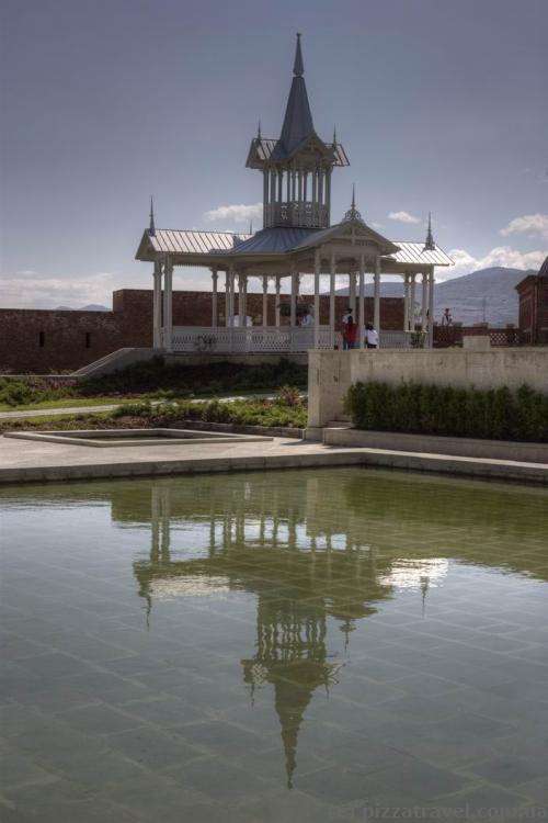 Беседка с фонтаном в крепости Рабат