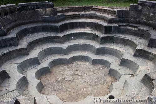 Колишній басейн у формі лотоса (Nelum Pokuna)