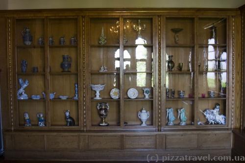 Books that were taken to the Soviet Union as trophies used to stand here.