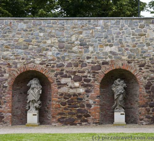 Sculptures without heads in the Moellenvogteigarten