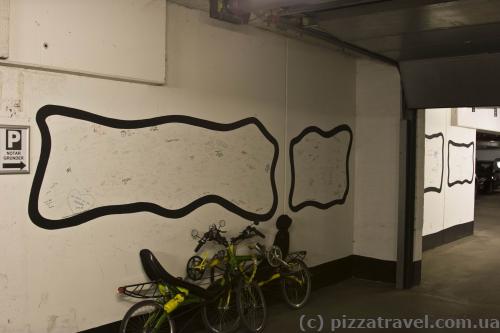 In the garage there is a wall where you can leave a message.
