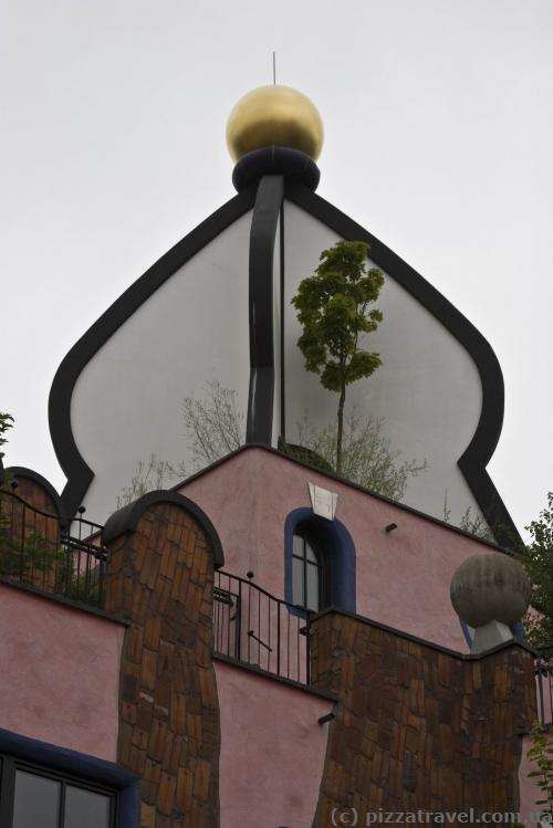 Эту башенку Хундертвассер сделал, взяв за основу православную церковь.