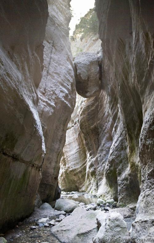 A huge boulder in the Avakas Gorge