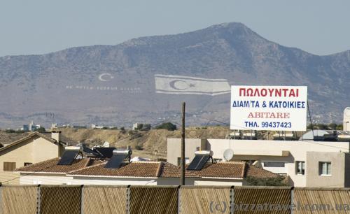 Еще при подъезде к Никосии вдалеке виднеется огромный турецкий флаг.