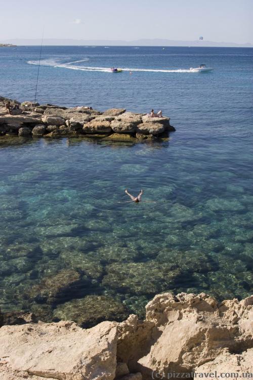 Crystal clear water on the Fig Tree Bay Beach