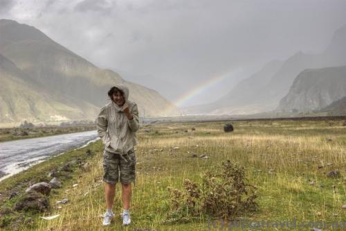 Вышли из машины сфотографироваться на фоне радуги