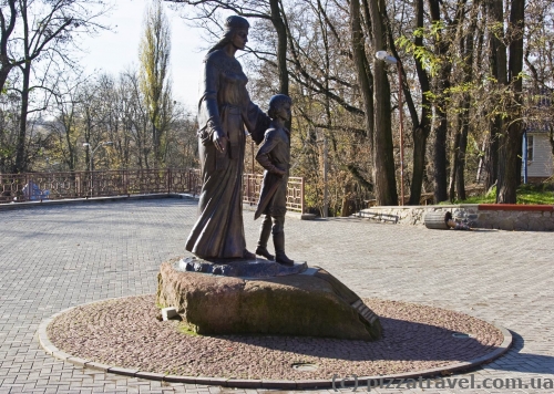 Пам'ятник майбутньому князю Володимиру та його матері Малуші в парку Островського в Коростені