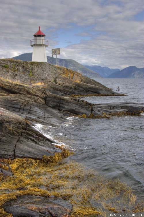 Маяк біля готелю Sognefjord Hotel A/S