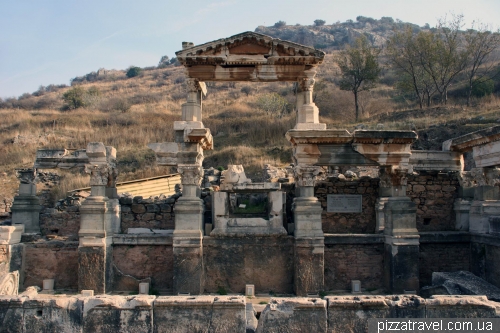 Фонтан Траяна (102—114)