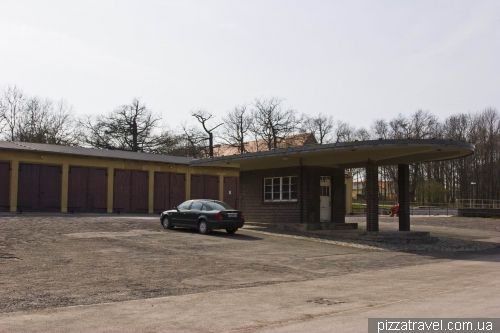 Гаражі і автозаправна станція
