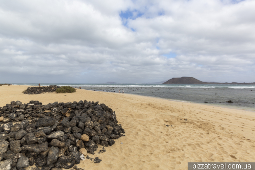 Пляж дель Позо (Playa del Pozo) у національному парку Корралехо (Parque Natural de Corralejo)