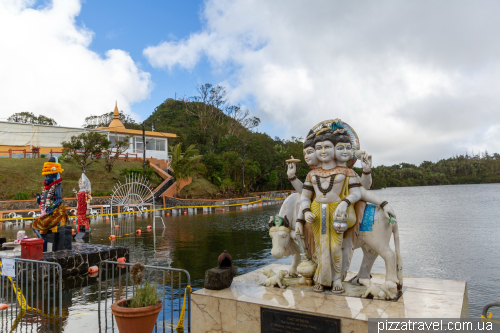 Hindu temple on the crater lake of Grand Bassin