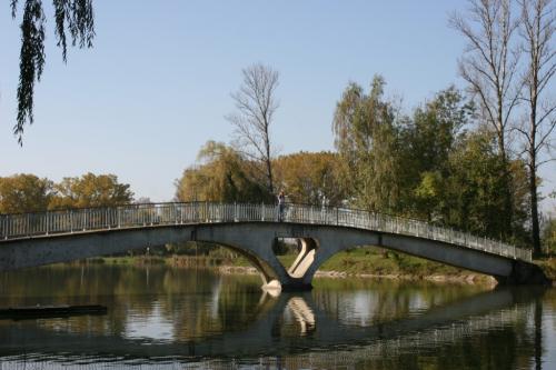 Bridge to the island on the city lake