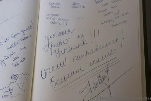В книге посетителей много записей из Украины и России