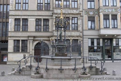 This fountain near the house of Leibniz was donated by Oscar Winter in 1986 on the occasion of his company's 100th anniversary.