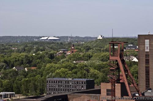 Вид з даху. Вдалині Фелтінс-арена, критий стадіон у Гельзенкірхені