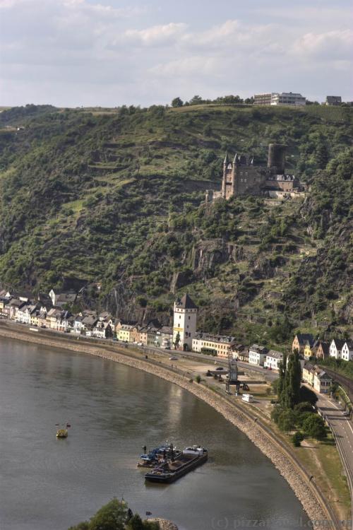 Вид на St. Goarshausen зі скелі Лорелей