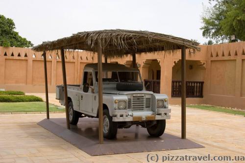 Важливим експонатом музею є автомобіль Land Rover. Подорожуючи на ньому, шейх Заїд був безпосереднім свідком життя бедуїнів.