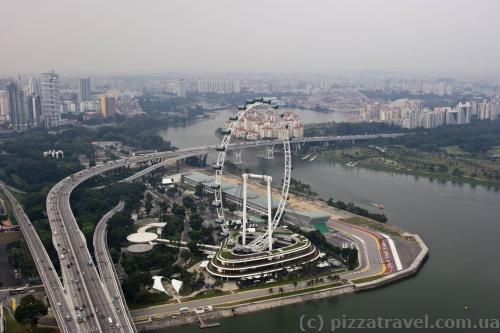 Вид на колесо обозрения с крыши Marina Bay Sands