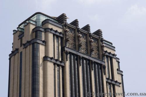 Building with unusual roof on North Bridge Rd 