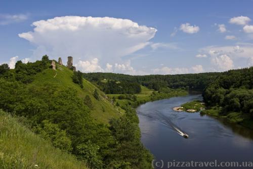 Панорама замка в Губкове и реки Случ